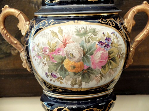 Antiquités - Paire d'importants vases couverts en porcelaine - XIXe siècle