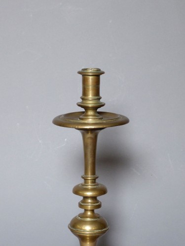 Luminaires Bougeoirs et Chandeliers - Paire de chandeliers en bronze - XVIIe siècle
