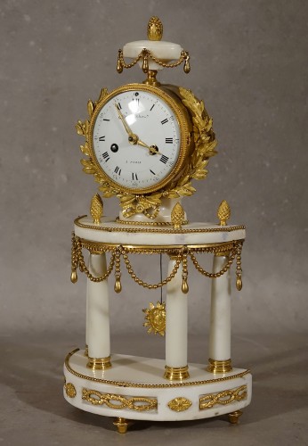 Pendule à l'antique signée Humbert-Droz - Paris, époque Louis XVI - Horlogerie Style Louis XVI