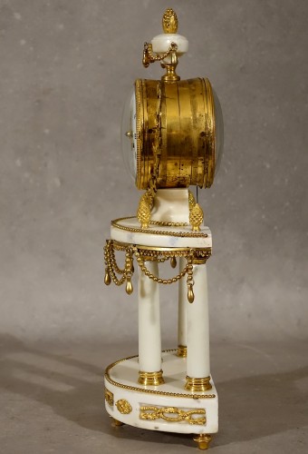 Horlogerie Pendule - Pendule à l'antique signée Humbert-Droz - Paris, époque Louis XVI