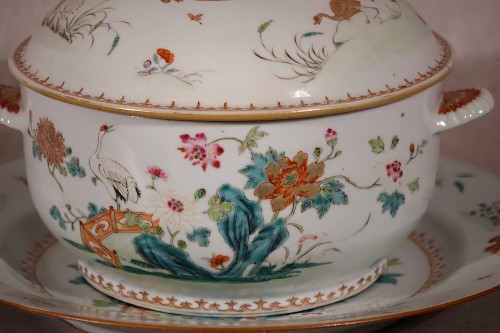 Terrine et son présentoir en porcelaine de la Compagnie des Indes - Qianlong - Céramiques, Porcelaines Style 