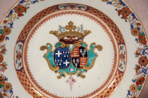 Paire d'assiettes en porcelaine de la Cie des Indes à décor armorié - Antiquités Philippe Glédel