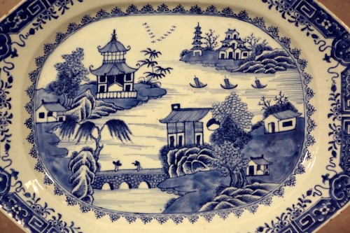 Plat en porcelaine bleu et blanc de Chine - Qianlong - Céramiques, Porcelaines Style 