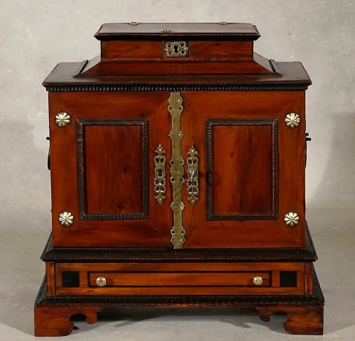 Mobilier Cabinet & Coffre - Petit cabinet en if et bois précieux - Bohême Egra (Cheb) XVIIe