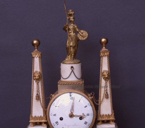 Pendule à portique Louis XVI aux obélisques signée Roque à Paris - Horlogerie Style Louis XVI