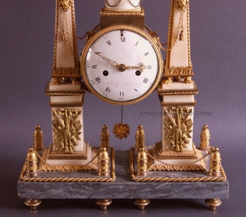 Horlogerie Pendule - Pendule à portique Louis XVI aux obélisques signée Roque à Paris