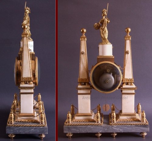 XVIIIe siècle - Pendule à portique Louis XVI aux obélisques signée Roque à Paris