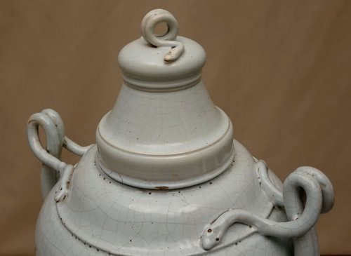 Vase couvert d'apothicaire dit "pot de montre" aux serpents d'époque Louis XIV - Céramiques, Porcelaines Style Louis XIV
