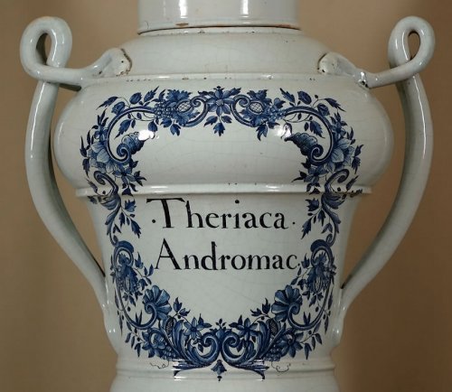 Céramiques, Porcelaines  - Vase couvert d'apothicaire dit "pot de montre" aux serpents d'époque Louis XIV