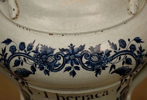 XVIIIe siècle - Vase couvert d'apothicaire dit "pot de montre" aux serpents d'époque Louis XIV