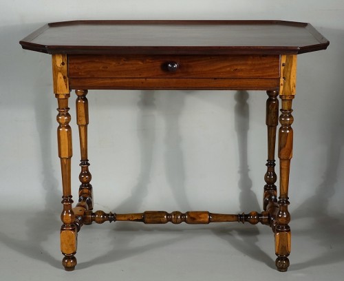 Table cabaret rochelaise en gaïac et acajou moucheté - Mobilier Style Louis XIII