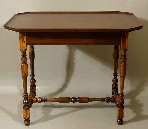 XVIIe siècle - Table cabaret rochelaise en gaïac et acajou moucheté