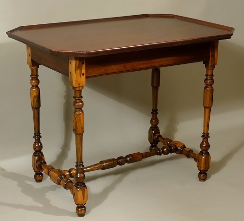 Table cabaret rochelaise en gaïac et acajou moucheté - Louis XIII