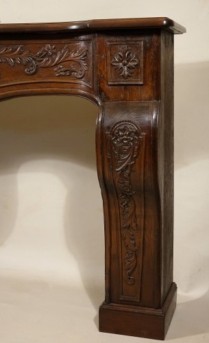 XVIIIe siècle - Cheminée Régence en bois naturel sculpté