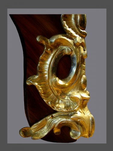 Louis XV - Commode estampillée F.G d'époque XVIIIe siècle, bronzes au "C" couronné