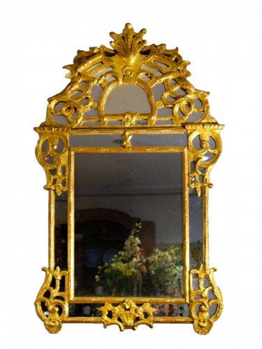 Miroir à fronton en bois sculpté et doré d'époque milieu XVIIIe siècle