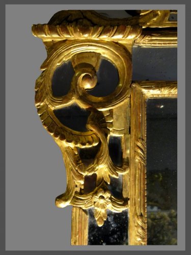 Miroir à fronton en bois sculpté et doré d'époque milieu XVIIIe siècle - Miroirs, Trumeaux Style Louis XV