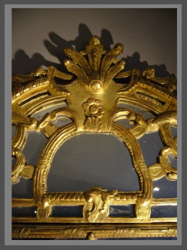 Miroirs, Trumeaux  - Miroir à fronton en bois sculpté et doré d'époque milieu XVIIIe siècle