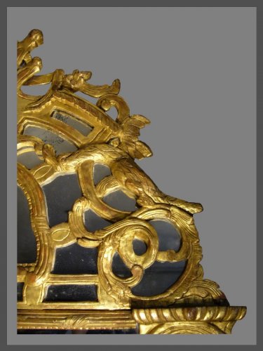 Miroir à fronton en bois sculpté et doré d'époque milieu XVIIIe siècle - Antiquités Rigot et Fils