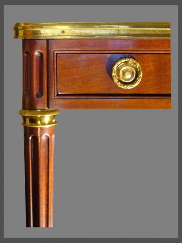 Bureau plat d'époque Louis XVI estampillé E. AVRIL - Mobilier Style Louis XVI