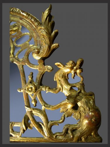 XVIIIe siècle - Miroir à parecloses en bois sculpté et doré d'époque Régence