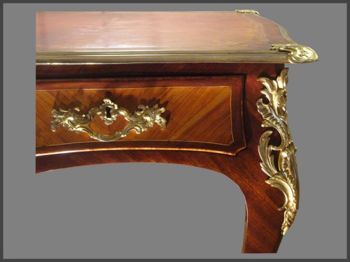 Bureau plat d'époque Louis XV estampillé A.M CRIARD - Mobilier Style Louis XV