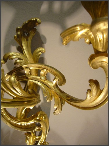 Paire d'appliques en bronze doré d'époque Louis XV - Luminaires Style Louis XV