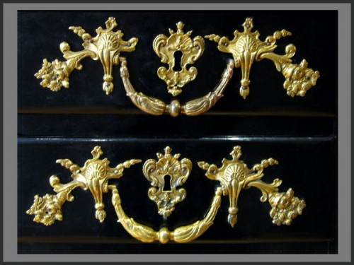 Bureau plat en bois noirci d'époque premier tiers du XVIIIe siècle - Louis XIV