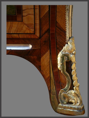 Mobilier Commode - Commode marquetée et bronzes au "R" couronné d'époque Régence