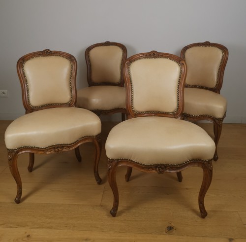 Suite de quatre chaises capitonnées d'époque Louis XV, vers 1750 - Sièges Style Louis XV