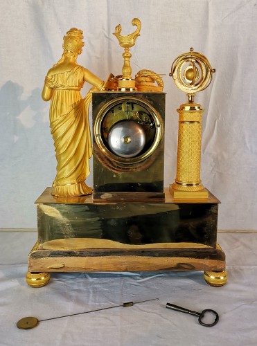 Horlogerie Pendule - Pendule d’époque Empire dite aux objets scientifiques