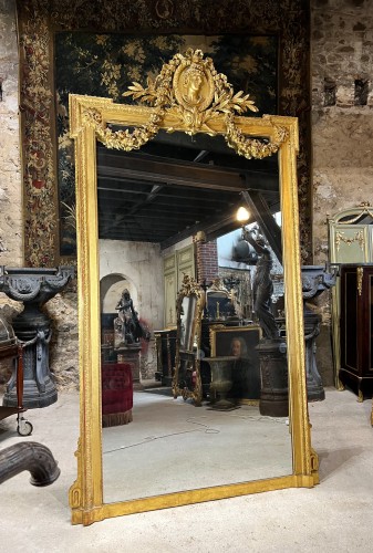 Monumental miroir Napoléon III  en bois doré au profil d’Apollon - Antiquités Simon