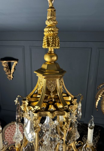 XIXe siècle - Lustre de forme pagode en bronze doré cristal attribué à Henri vian