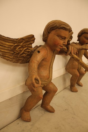 Antiquités - Paire d'angelots en bois sculpté polychrome, époque XVIIIe