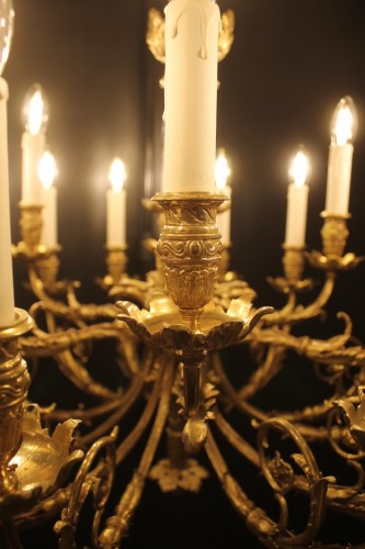 Lustre à 18 feux en bronze ciselé et doré, époque Napoléon III - Luminaires Style Napoléon III