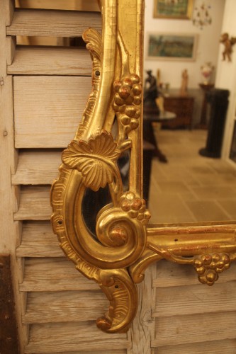 Louis XV - Miroir provençal à pare-closes en bois sculpté et doré, époque Louis XV