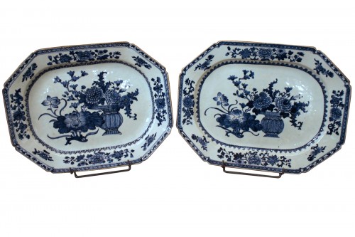 Paire de plats en porcelaine bleu et blanc, Chine XVIIIe siècle