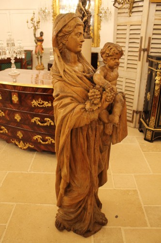 Art sacré, objets religieux  - Grande Vierge à l'enfant au raisin en chêne sculpté, sud de la France XVIe siècle