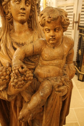 Grande Vierge à l'enfant au raisin en chêne sculpté, sud de la France XVIe siècle - Antiquités Thierry Martin