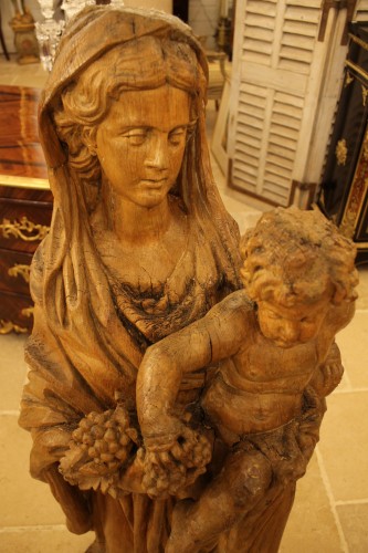 XVIe siècle et avant - Grande Vierge à l'enfant au raisin en chêne sculpté, sud de la France XVIe siècle