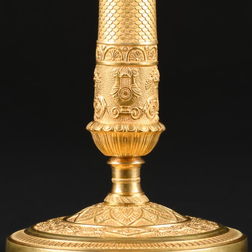 XIXe siècle - Grande paire de bougeoirs Empire en bronze doré