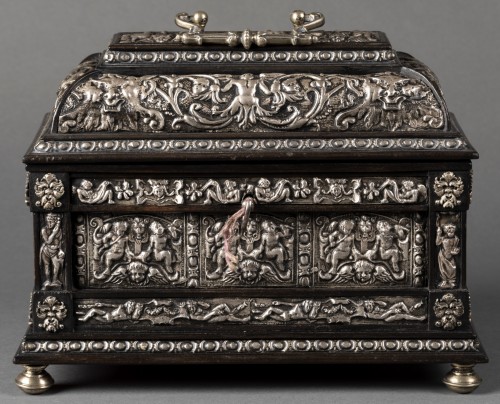 Coffret en bois noirci et métal argenté à décor Renaissance - Objets de Vitrine Style 