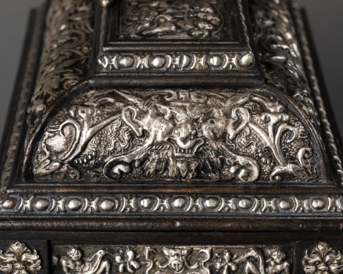 XIXe siècle - Coffret en bois noirci et métal argenté à décor Renaissance
