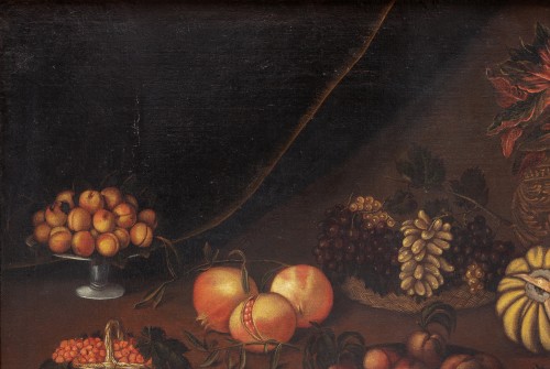 XVIIe siècle - Nature morte avec des fruits, des légumes et un vase avec des fleurs sur une étagère