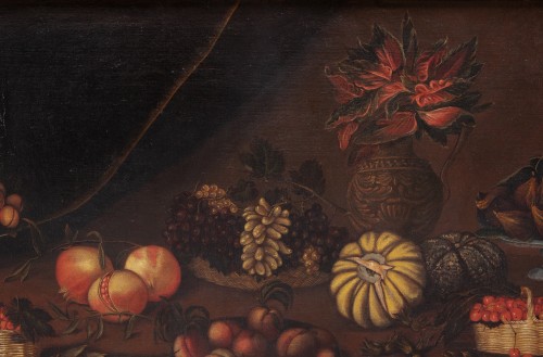 Nature morte avec des fruits, des légumes et un vase avec des fleurs sur une étagère - 