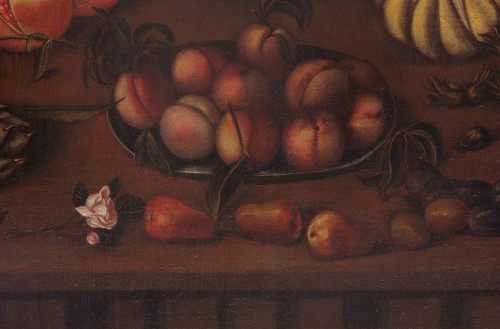 Antiquités - Nature morte avec des fruits, des légumes et un vase avec des fleurs sur une étagère