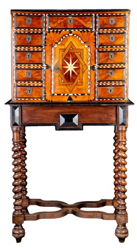 Cabinet du XVIIe siècle en marqueterie