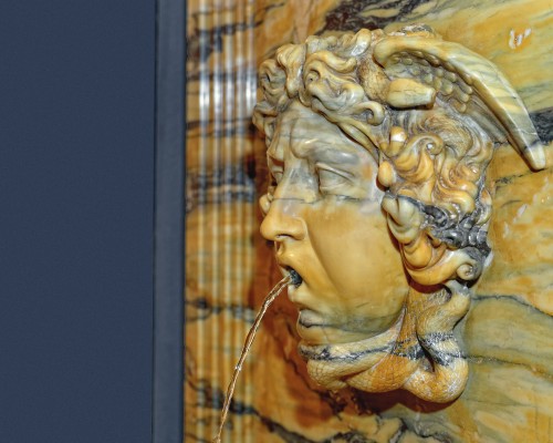 Importante fontaine murale du 19e siècle en marbre jaune de Sienne - Artimo