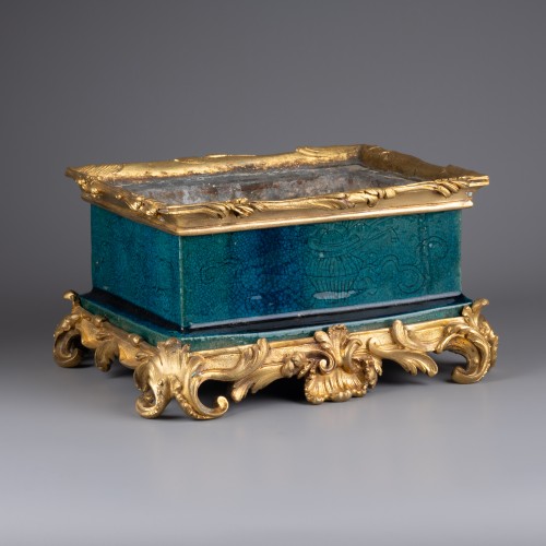 XVIIIe siècle - Garniture en porcelaine et bronzes montés, Paris époque Louis XV