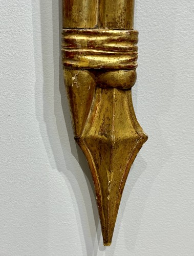 Directoire - Paire de trophées en bois doré, fin du XVIIIe siècle 